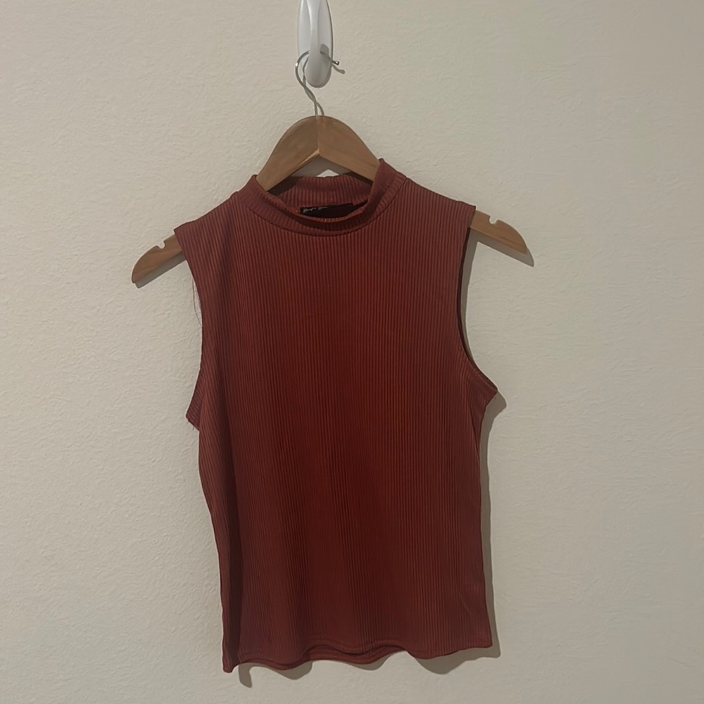 ribbed sleevless work shirt in rust color , medium